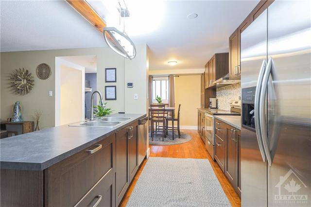 81 Thistledown Court, Townhouse with 3 bedrooms, 2 bathrooms and 1 parking in Ottawa ON | Image 3