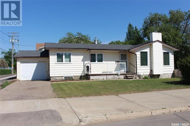 92 24th Street, House detached with 4 bedrooms, 2 bathrooms and null parking in Battleford SK | Image 31