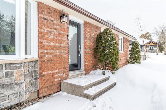 12 Sunnyside Drive, House detached with 3 bedrooms, 2 bathrooms and 6 parking in Ottawa ON | Image 3