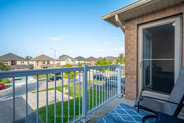 92 Whitefish Cres, House attached with 3 bedrooms, 3 bathrooms and 5 parking in Hamilton ON | Image 6