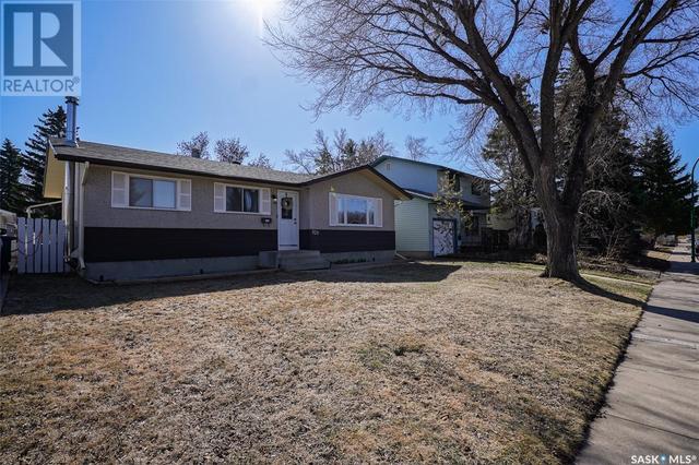 929 East Centre, House detached with 4 bedrooms, 2 bathrooms and null parking in Saskatoon SK | Image 2