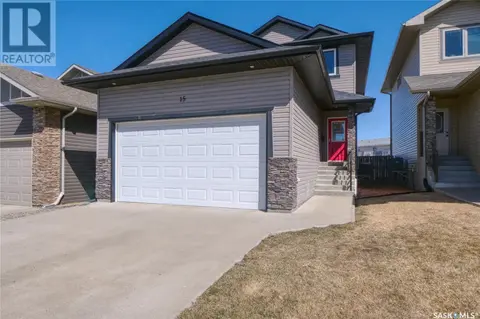 15 Everton Crescent, House detached with 4 bedrooms, 4 bathrooms and null parking in Moose Jaw SK | Card Image