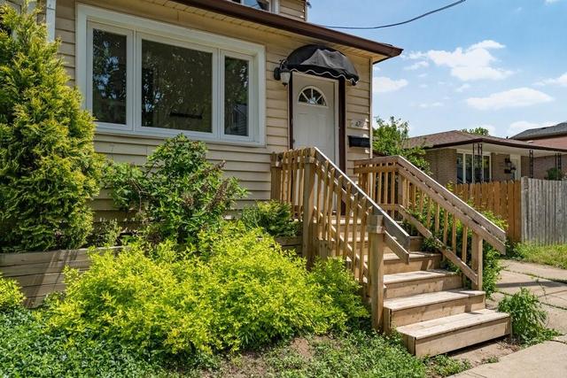 470 Macnab Street N, House semidetached with 2 bedrooms, 1 bathrooms and 1 parking in Hamilton ON | Image 2