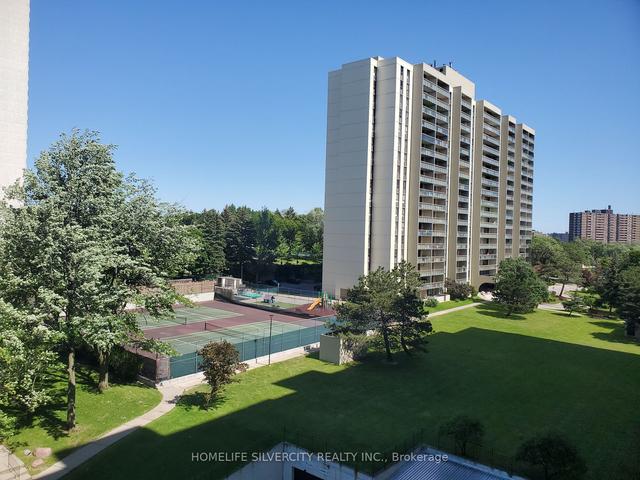 703 - 177 Linus Rd, Condo with 2 bedrooms, 2 bathrooms and 1 parking in Toronto ON | Image 1