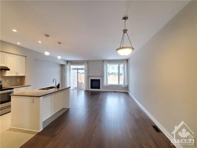 495 Markdale Terrace, Townhouse with 3 bedrooms, 3 bathrooms and 2 parking in Ottawa ON | Image 4