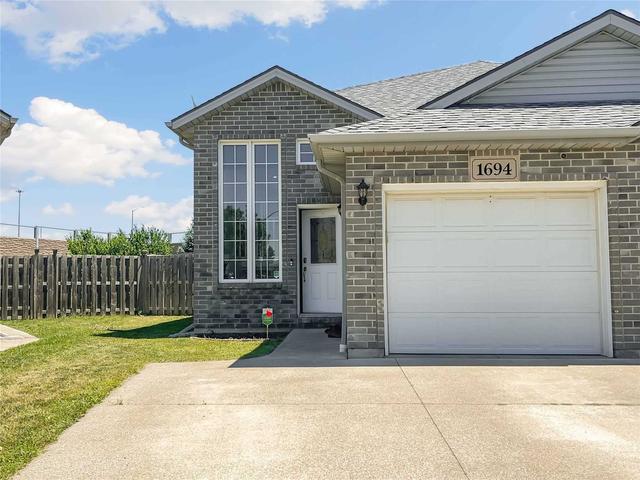 1694 Sagebrush Crt, House semidetached with 2 bedrooms, 2 bathrooms and 4 parking in Windsor ON | Image 1