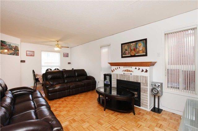8 Tinsmith St, House detached with 3 bedrooms, 3 bathrooms and 4 parking in Brampton ON | Image 2