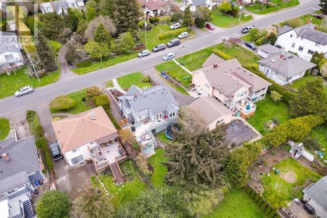 1871 Cochrane St, House detached with 5 bedrooms, 3 bathrooms and 2 parking in Saanich BC | Image 47