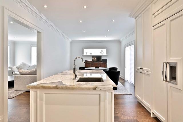 320 Rosemary Rd, House detached with 4 bedrooms, 3 bathrooms and 6 parking in Toronto ON | Image 3