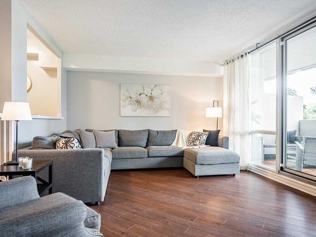 210 - 260 Scarlett Rd, Condo with 3 bedrooms, 2 bathrooms and 1 parking in Toronto ON | Image 2