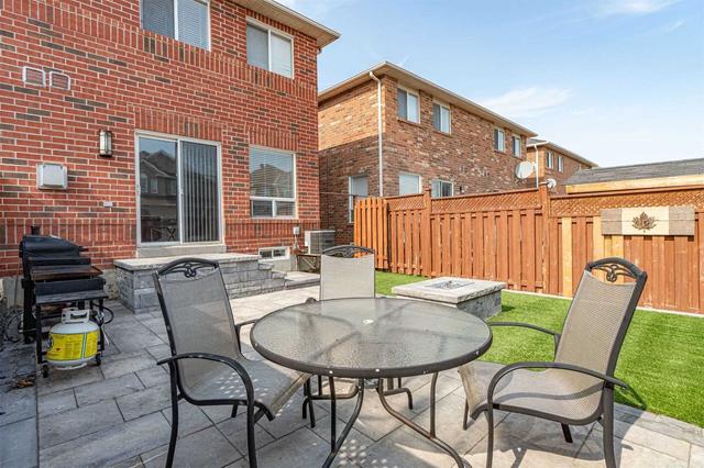 1230 Newell St, House semidetached with 3 bedrooms, 3 bathrooms and 4 parking in Milton ON | Image 32