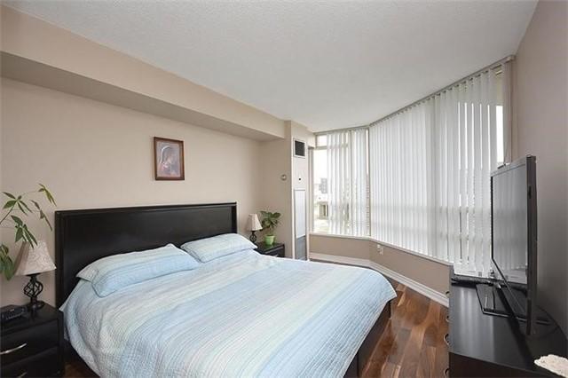 1003 - 75 King St E, Condo with 2 bedrooms, 2 bathrooms and 1 parking in Mississauga ON | Image 11