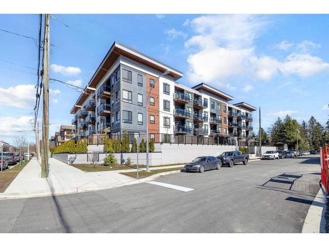 104 - 19825 54 Avenue, Condo with 3 bedrooms, 2 bathrooms and 1 parking in Langley BC | Image 2