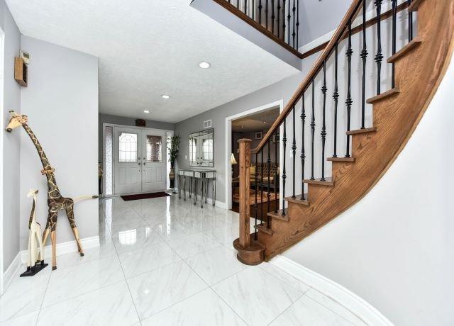 36 Tofield Cres, House detached with 5 bedrooms, 5 bathrooms and 4 parking in Toronto ON | Image 2