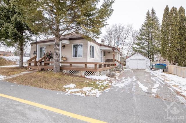 747 Caron Street, House detached with 2 bedrooms, 1 bathrooms and 2 parking in Clarence Rockland ON | Image 1
