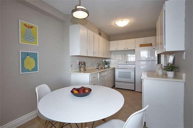 1002 - 250 Scarlett Rd, Condo with 2 bedrooms, 1 bathrooms and 1 parking in Toronto ON | Image 8