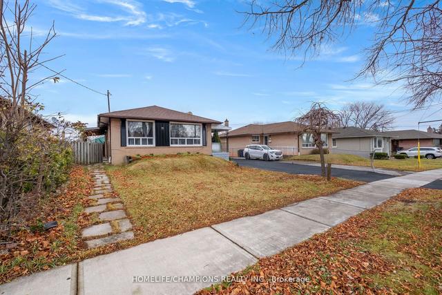 15 Stonehenge Cres, House detached with 3 bedrooms, 2 bathrooms and 5 parking in Toronto ON | Image 23