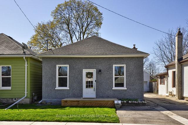 29 Todd St, House detached with 2 bedrooms, 1 bathrooms and 4 parking in Cambridge ON | Image 1