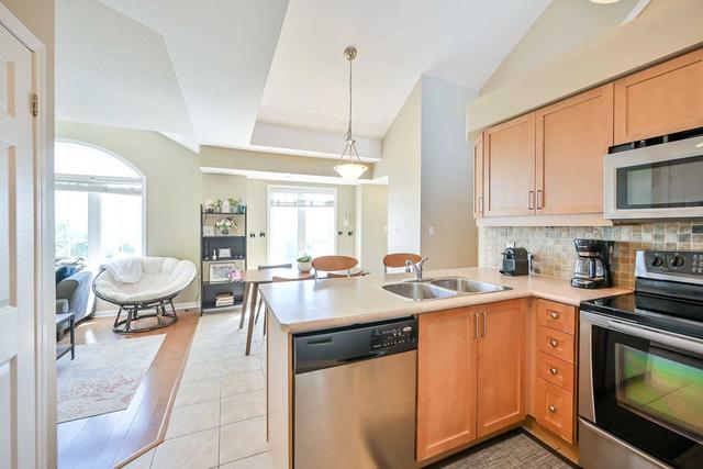 3 - 581 Dundas St W, Townhouse with 2 bedrooms, 2 bathrooms and 2 parking in Mississauga ON | Image 2