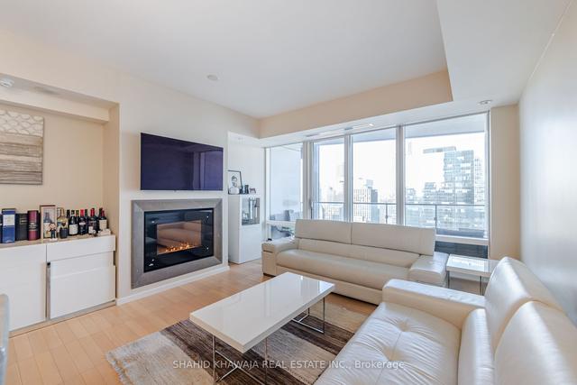 3807 - 180 University Ave, Condo with 2 bedrooms, 3 bathrooms and 1 parking in Toronto ON | Image 8