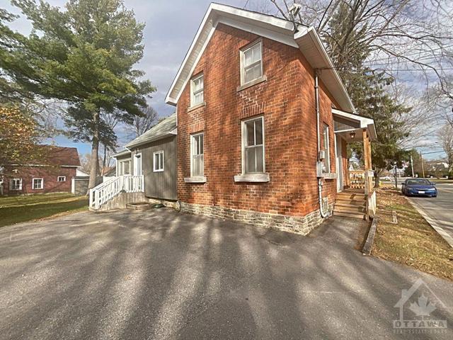 133 Nelson Street, House detached with 3 bedrooms, 2 bathrooms and 2 parking in Carleton Place ON | Card Image