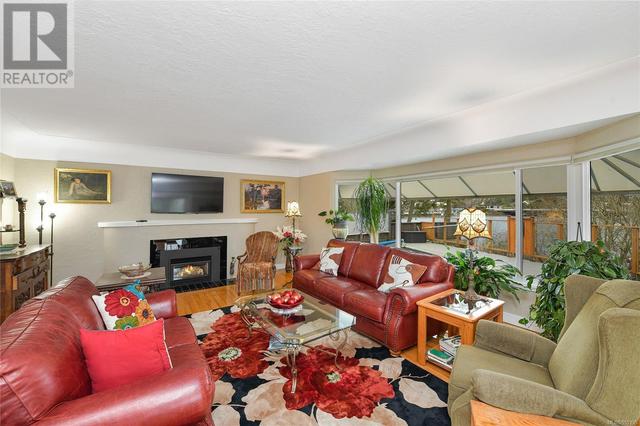 10 Phillion Pl, House detached with 4 bedrooms, 3 bathrooms and 6 parking in Esquimalt BC | Image 5