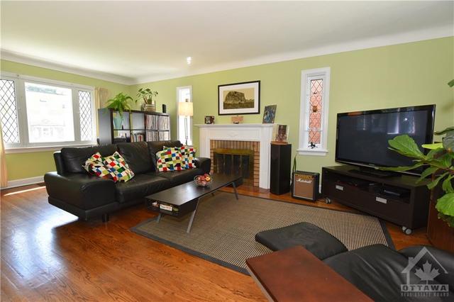 498 Athlone Avenue, House detached with 3 bedrooms, 2 bathrooms and 2 parking in Ottawa ON | Image 2