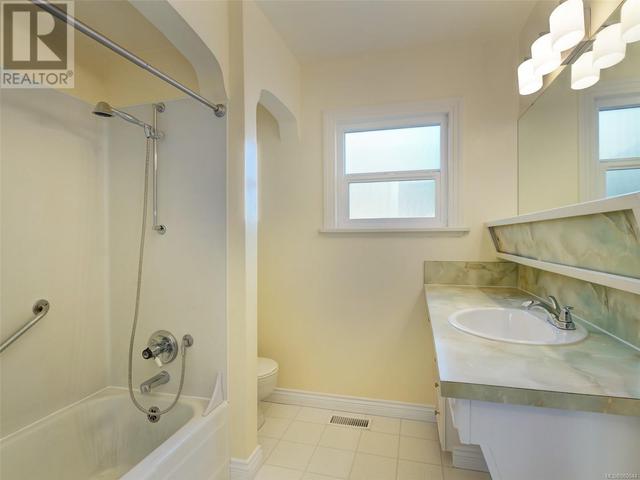 304 Uganda Ave, House detached with 2 bedrooms, 2 bathrooms and 5 parking in Esquimalt BC | Image 30