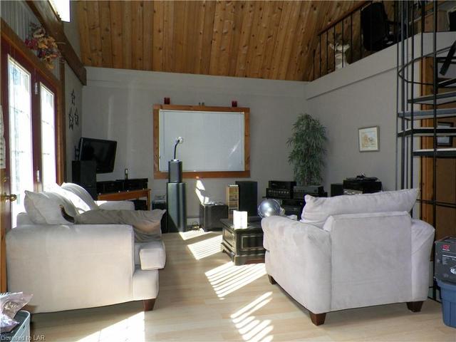 1034 Bonnie Lake Road, House detached with 3 bedrooms, 2 bathrooms and 5 parking in Bracebridge ON | Image 2