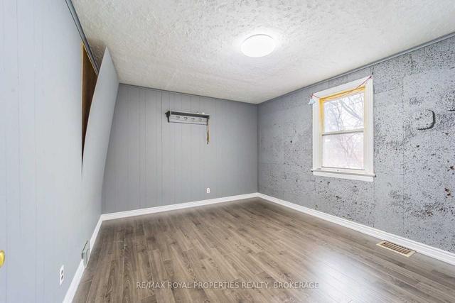 5323 Lawrence Ave E, House detached with 2 bedrooms, 1 bathrooms and 8 parking in Toronto ON | Image 3