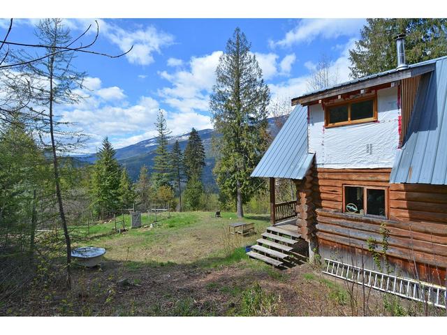 8907 Martens Road, House detached with 3 bedrooms, 2 bathrooms and null parking in Central Kootenay H BC | Image 34