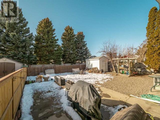 332 Leaside Avenue S, House detached with 5 bedrooms, 3 bathrooms and 3 parking in Lethbridge AB | Image 37