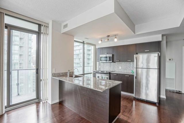 1905 - 832 Bay St, Condo with 2 bedrooms, 2 bathrooms and 1 parking in Toronto ON | Image 2