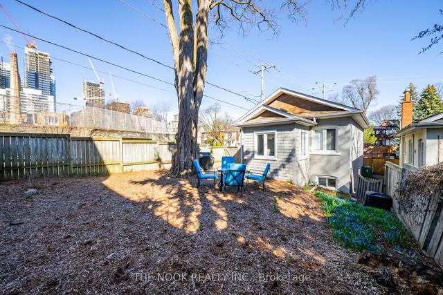 213 Broadway Ave, House detached with 2 bedrooms, 2 bathrooms and 1 parking in Toronto ON | Image 22