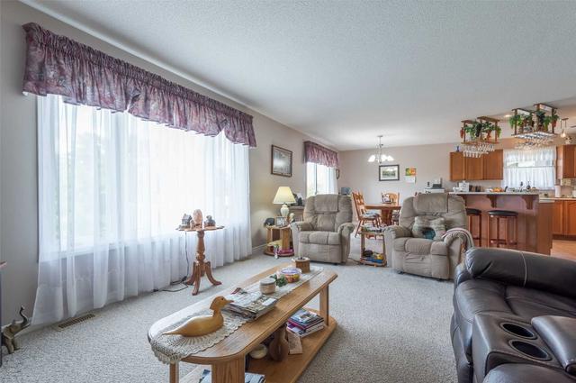 45 Logie St, House detached with 1 bedrooms, 3 bathrooms and 4 parking in Kawartha Lakes ON | Image 3