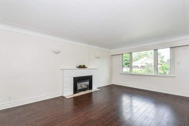 40 West 3rd St, House detached with 3 bedrooms, 1 bathrooms and 2 parking in Hamilton ON | Image 2
