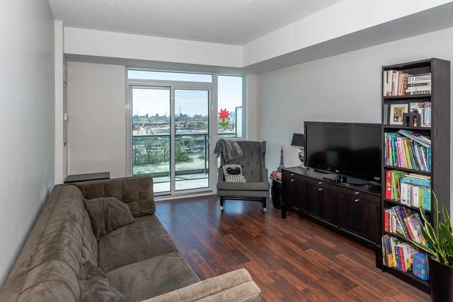 Lph16 - 35 Brian Peck Cres, Condo with 2 bedrooms, 2 bathrooms and 1 parking in Toronto ON | Image 4