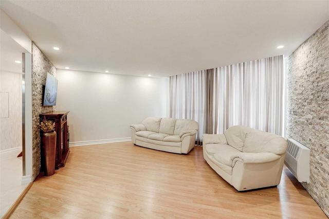 2701 - 330 Dixon Rd, Condo with 2 bedrooms, 1 bathrooms and 1 parking in Toronto ON | Image 11
