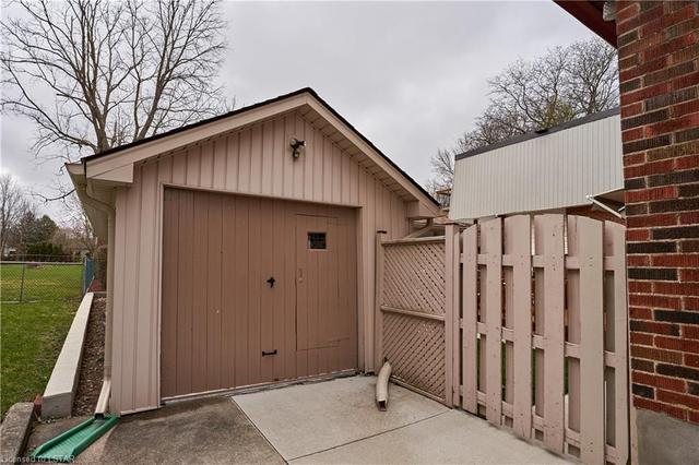 525 Emery Street E, House detached with 2 bedrooms, 2 bathrooms and 5 parking in London ON | Image 4