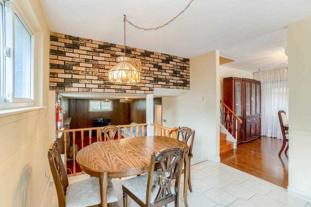 3281 Oakglade Cres, House detached with 4 bedrooms, 2 bathrooms and 4 parking in Mississauga ON | Image 2