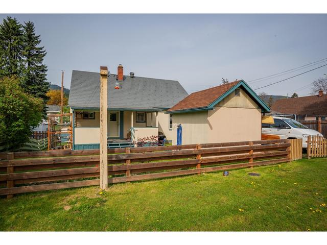 555 5th Ave, House detached with 6 bedrooms, 3 bathrooms and 4 parking in Castlegar BC | Image 78