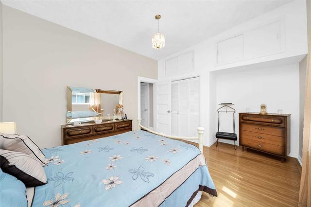 12 Peel Ave, House attached with 3 bedrooms, 2 bathrooms and 1 parking in Toronto ON | Image 6