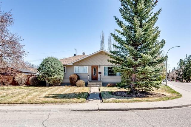 4 Wedgewood Drive Sw, House detached with 4 bedrooms, 1 bathrooms and 2 parking in Calgary AB | Card Image