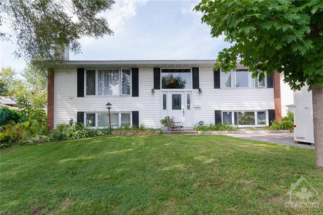 1004 Watson Street, House detached with 4 bedrooms, 2 bathrooms and 4 parking in Ottawa ON | Image 2