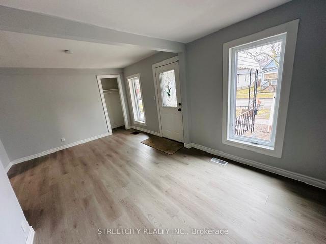 239 Proctor St, House detached with 2 bedrooms, 1 bathrooms and 6 parking in Sarnia ON | Image 8