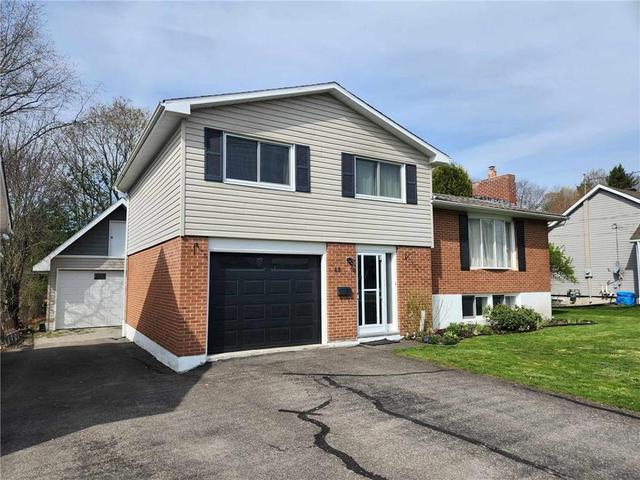 49 Centre Street, House detached with 3 bedrooms, 2 bathrooms and 5 parking in Brockville ON | Image 2