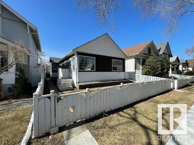 11322 96 St Nw, House detached with 3 bedrooms, 1 bathrooms and 4 parking in Edmonton AB | Image 1