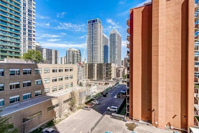 612 - 70 Roehampton Ave, Condo with 1 bedrooms, 1 bathrooms and 0 parking in Toronto ON | Image 10