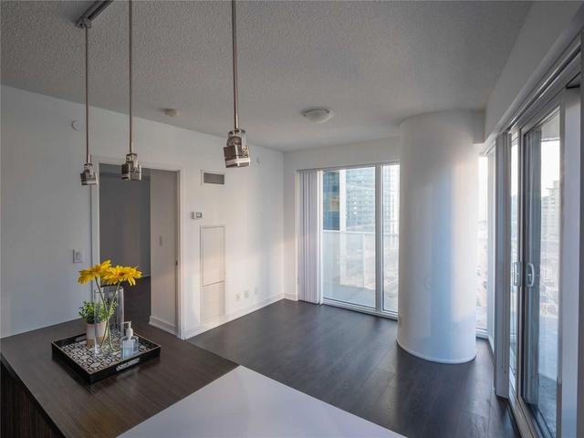 1002 - 100 Harbour St, Condo with 2 bedrooms, 2 bathrooms and 0 parking in Toronto ON | Image 23
