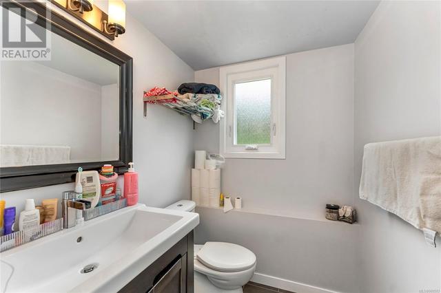 4261 Thornhill Cres, House detached with 5 bedrooms, 3 bathrooms and 6 parking in Saanich BC | Image 24